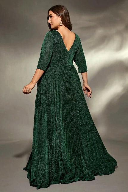 Robe habillée verte grande taille à manches longues et décolleté en V pour invité chic de mariage.