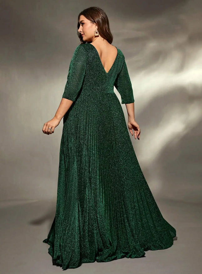 Robe habillée verte grande taille à manches longues et décolleté en V pour invité chic de mariage.