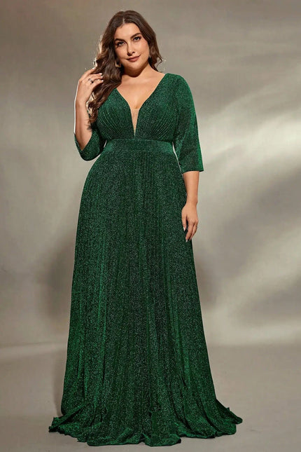 Robe habillée grande taille verte pour mariage avec manches trois-quarts et décolleté en V, style élégant et chic.