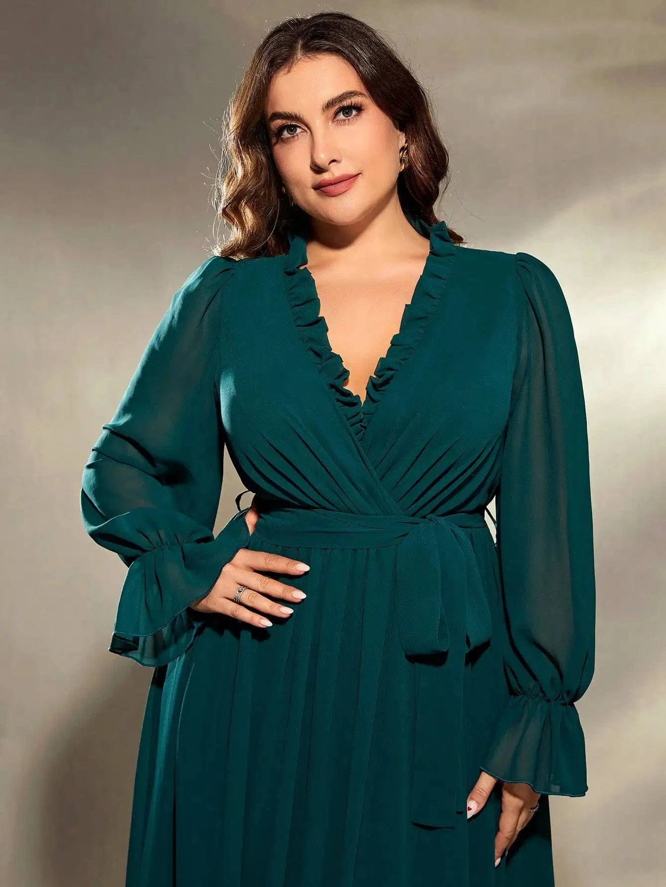 robe de soirée grande taille verte fluide manches courtes longue élégante pour mariage ou gala