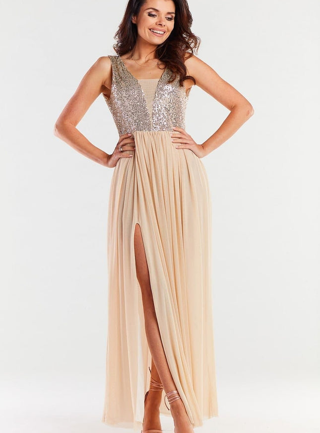 Robe de soirée à paillettes longue couleur beige avec fente élégante et sans manches pour gala ou cocktail.