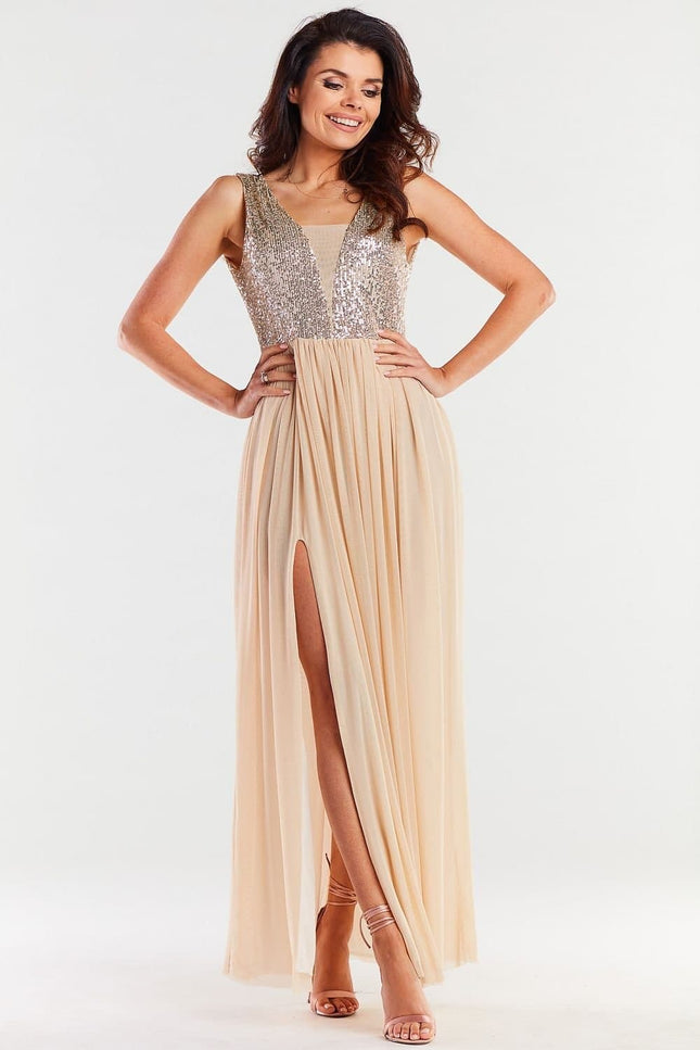 Robe de soirée à paillettes longue couleur beige avec fente élégante et sans manches pour gala ou cocktail.