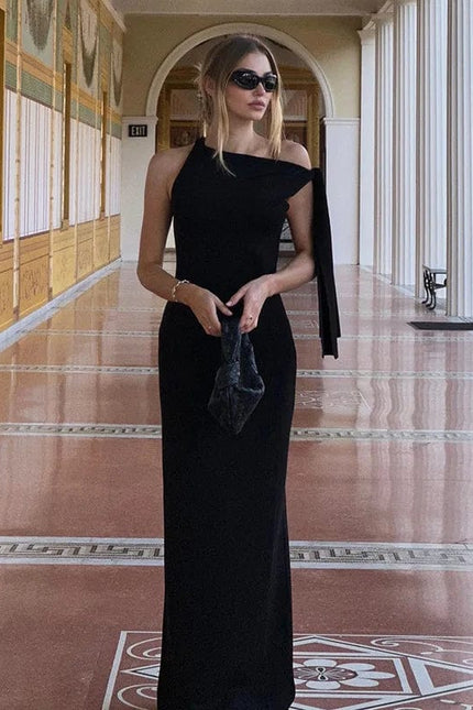 Robe de soirée noire longue moulante avec épaule dénudée pour gala ou mariage, élégante et chic.