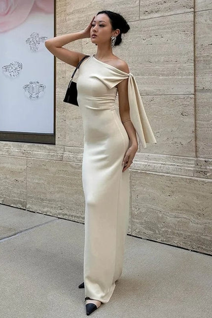 Robe de soirée longue beige à une épaule dénudée, style chic et élégant pour gala ou mariage, silhouette princesse.