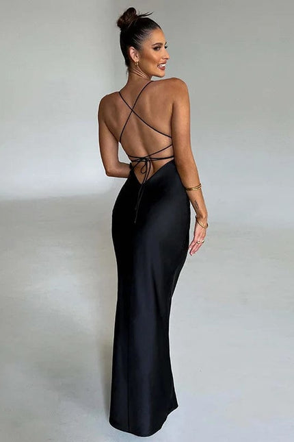 Robe de soirée longue noire dos nu, élégante pour occasions chic comme galas ou mariages, silhouette moulante avec manches longues.