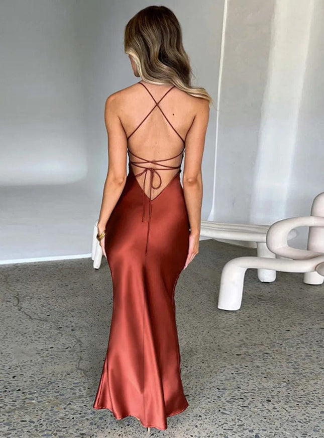 Robe de soirée longue terracotta avec dos nu élégant, idéale pour mariage ou cocktail, silhouette moulante et séduisante.