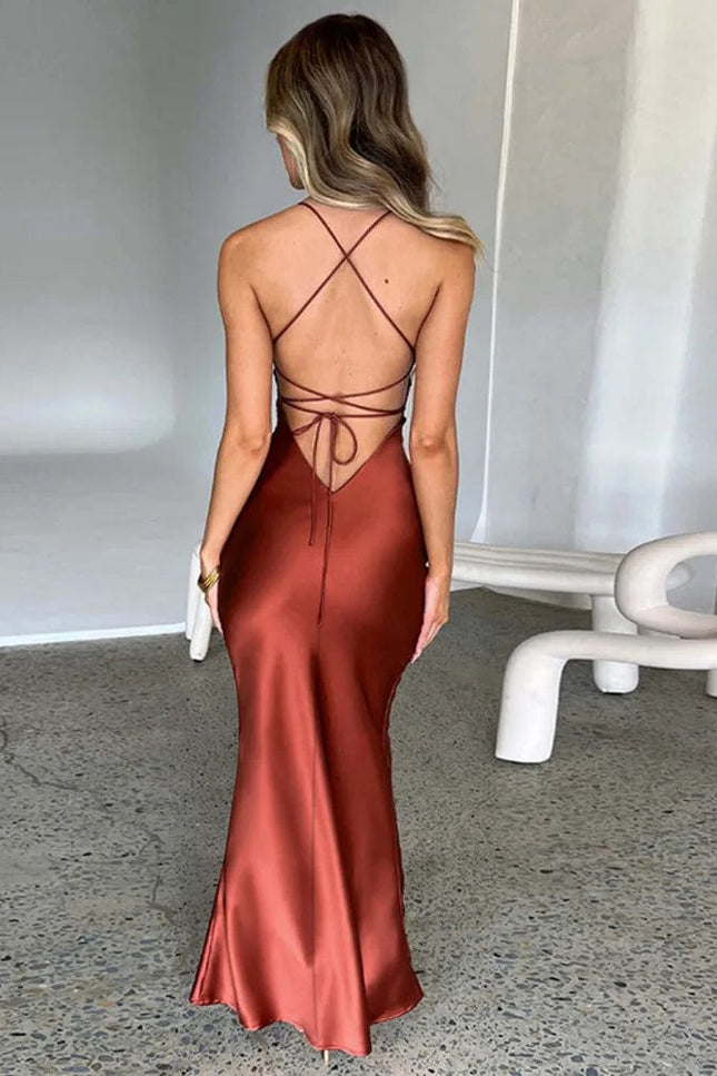 Robe de soirée longue terracotta avec dos nu élégant, idéale pour mariage ou cocktail, silhouette moulante et séduisante.