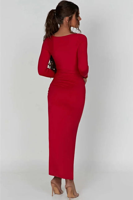 Robe rouge longue fendue de soirée chic à manches longues, idéale pour mariage ou cocktail.