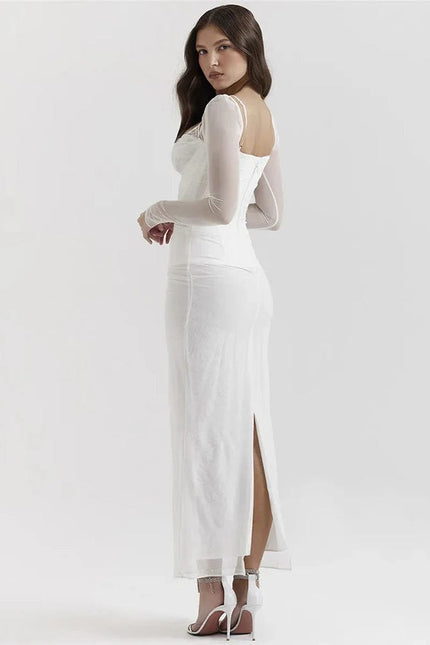 Robe soirée blanche manche longue fendue élégante pour femme, style chic et moderne avec détail transparent, idéale pour gala ou mariage.