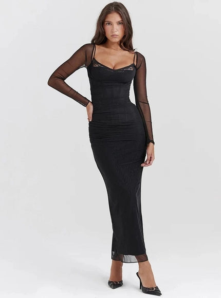 Robe de soirée noire longue chic avec manches longues et détails en dentelle pour un événement élégant ou un cocktail.