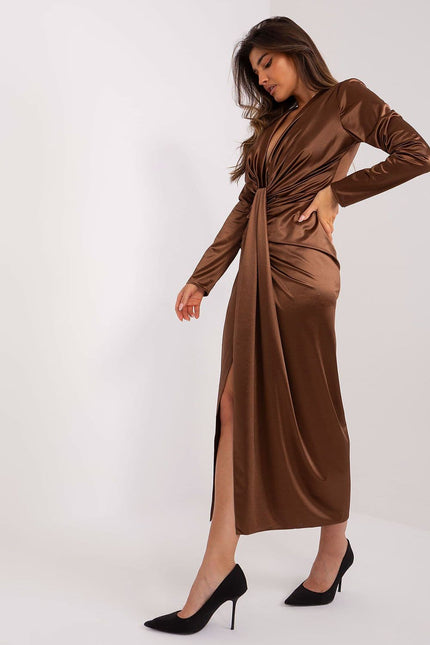 Robe soirée chic marron midi à manches longues et fente latérale, idéale pour une élégance sobre.