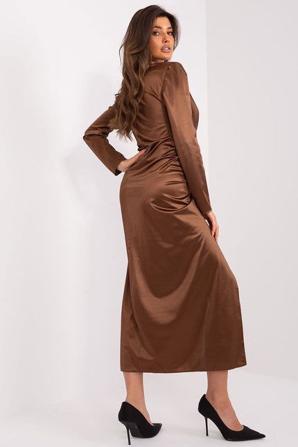 Robe soirée chic marron midi à manches longues, idéale pour un cocktail ou événement formel.