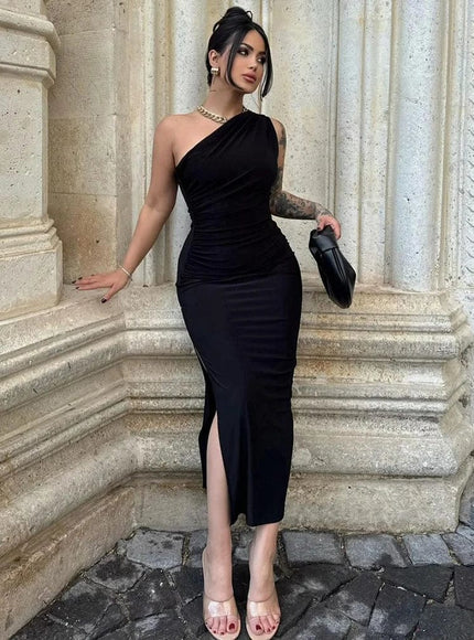 Robe de soirée chic noire moulante longue avec une épaule dénudée pour un mariage élégant.