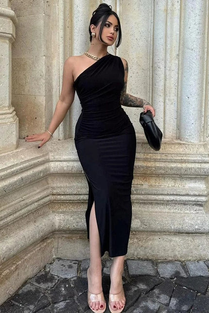 Robe de soirée chic noire moulante longue avec une épaule dénudée pour un mariage élégant.