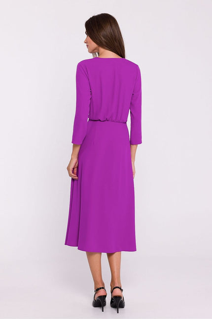 Robe violette midi élégante pour cocktail avec manches longues et silhouette droite.