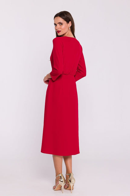 Robe rouge midi manches longues élégante pour cocktail ou soirée habillée, silhouette droite.