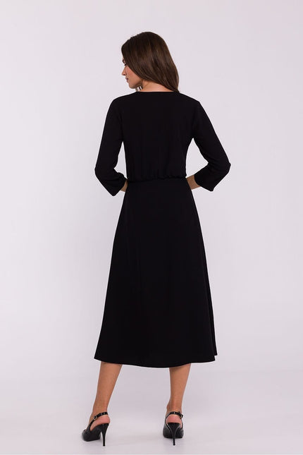 Robe noire midi chic pour soirée avec manches longues et silhouette trapèze