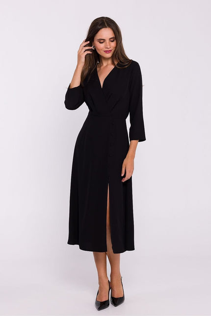 Robe noire élégante midi pour soirée chic, manches longues et décolleté en V.