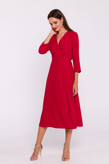 Robe rouge midi à manches trois quarts élégante pour soirée cocktail ou événement chic.