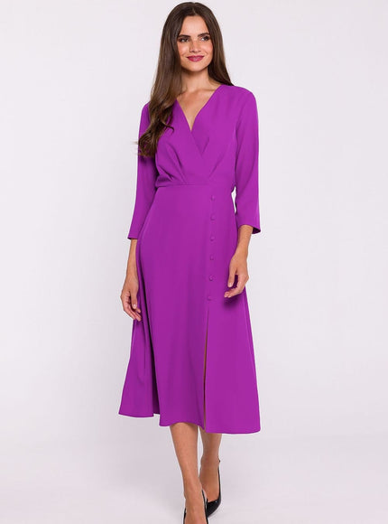 Robe violette midi chic avec manches longues et décolleté pour soirée ou événement cocktail.