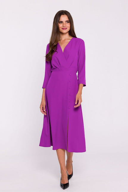 Robe violette midi chic avec manches longues et décolleté pour soirée ou événement cocktail.