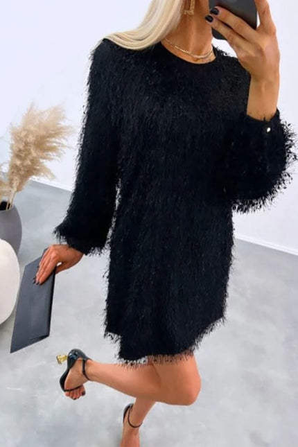 Robe de soirée chic noire courte moulante manches longues idéale pour un cocktail élégant.