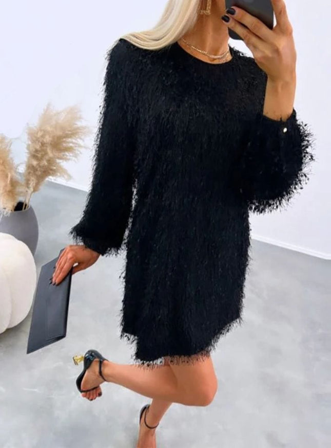 Robe de soirée chic noire courte moulante manches longues idéale pour un cocktail élégant.