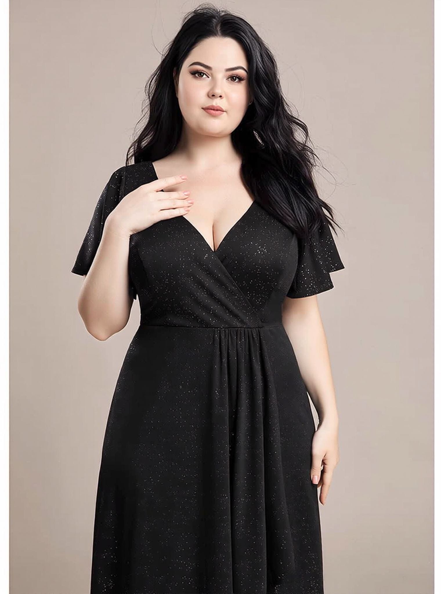 Robe de soirée noire à fente asymétrique et manches à volants