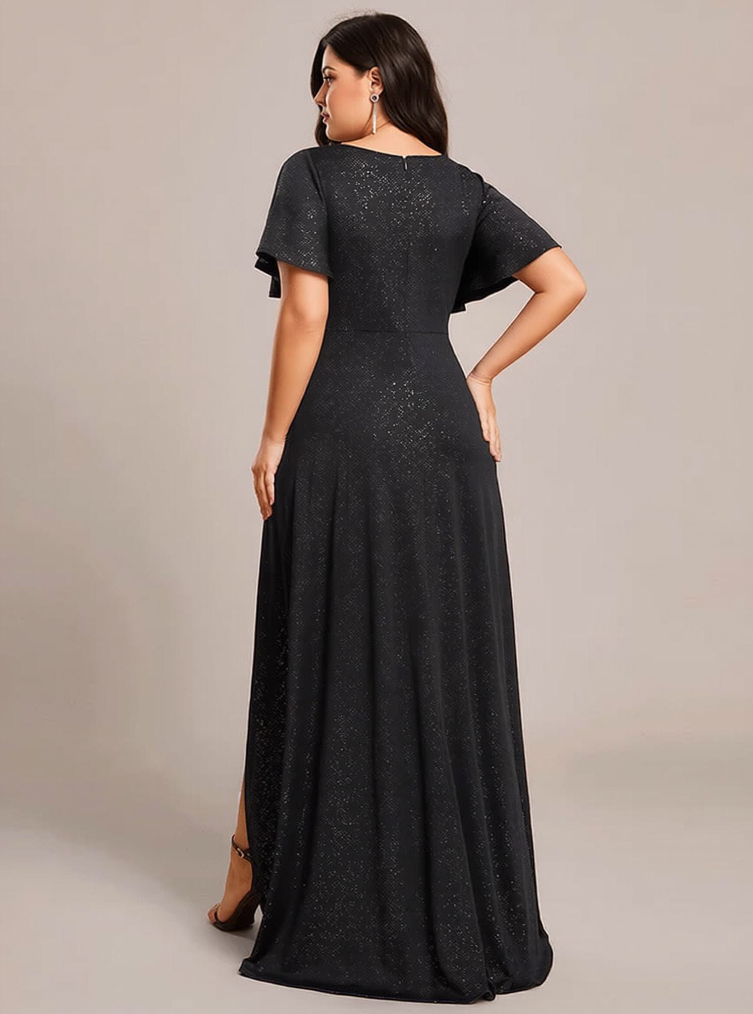 Robe de soirée noire à fente asymétrique et manches à volants