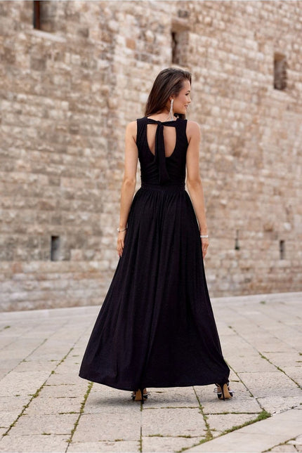 Robe noire soirée chic longue fendue avec détail dos nu, parfaite pour gala ou événement formel.