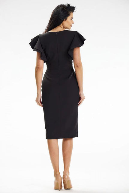 Robe noire chic midi à manches courtes pour cocktail ou soirée, silhouette droite et élégante.