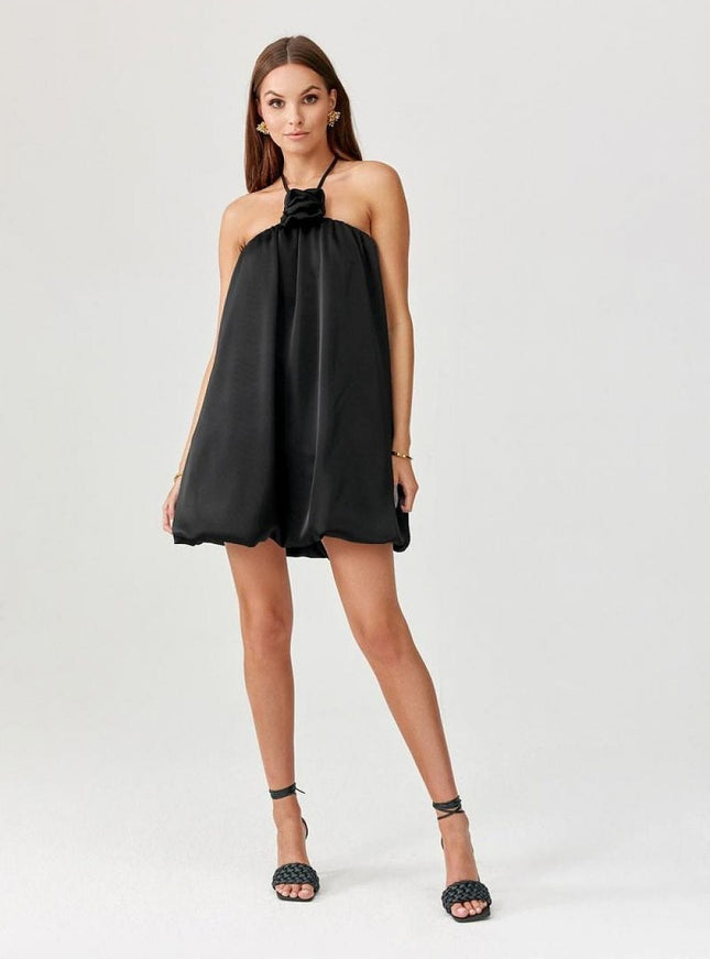 Robe soirée noire dos nu courte élégante pour cocktail, silhouette droite sans manches, parfaite pour événements tendance.