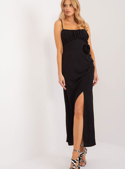 Robe soirée noire fendue midi avec fleur à la taille, élégante et tendance pour cocktail ou événement spécial.