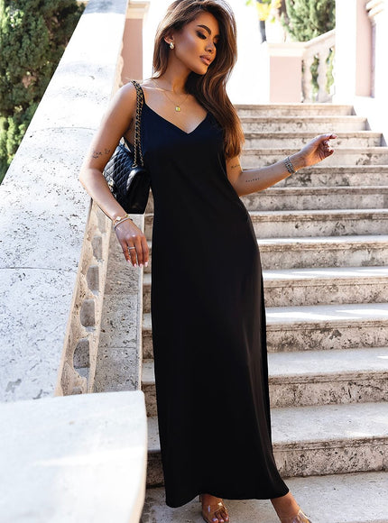 Robe soirée noire longue sexy sans manches pour gala ou événement, avec décolleté élégant. Parfaite pour une allure chic et sophistiquée.