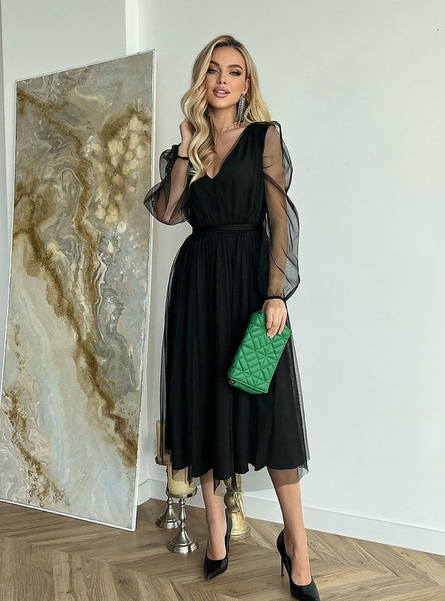 Robe soirée chic noire midi à manches longues, idéale pour un cocktail ou un événement élégant.