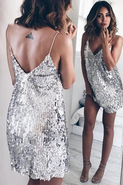 Robe de soirée paillette argentée courte trapèze sans manches pour un look chic et glamour.