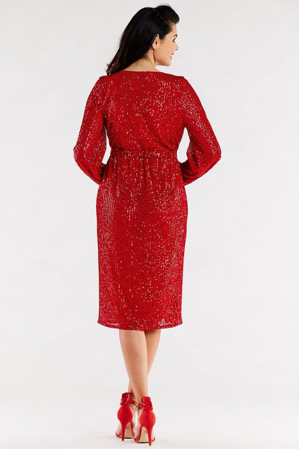 Robe rouge pailletée mi-longue moulante avec manches longues idéale pour soirée ou cocktail.