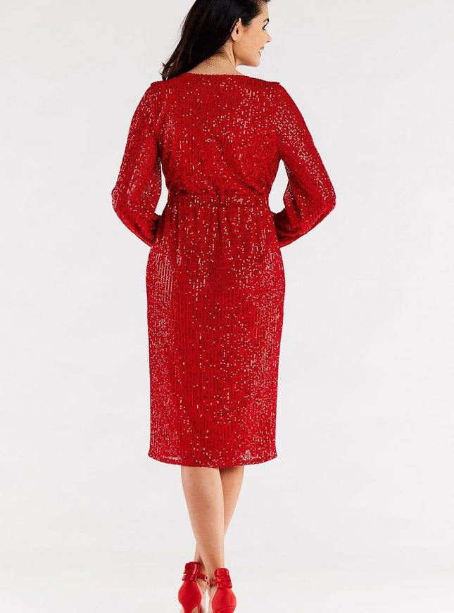 Robe rouge pailletée mi-longue moulante avec manches longues idéale pour soirée ou cocktail.