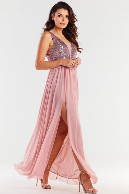 Robe de soirée paillette rose longue élégante pour événements chic et galas, avec silhouette trapèze et sans manches.