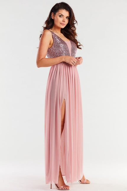 Robe de soirée rose pailletée, longue avec fente élégante, parfaite pour événements glamours comme mariage ou gala, silhouette moulante et féminine.