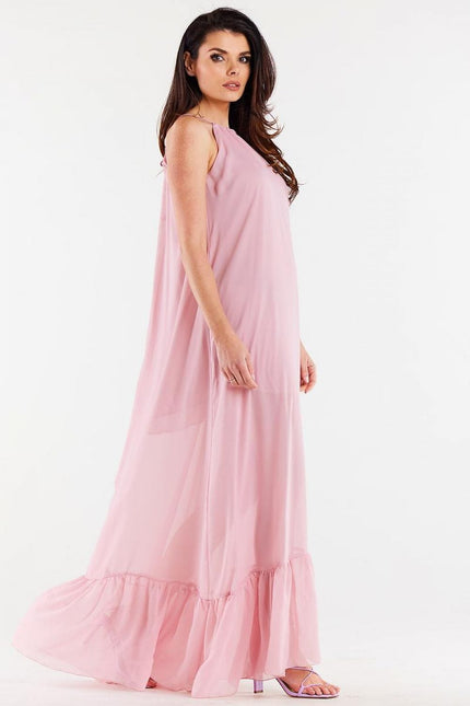 Robe rose longue et fluide idéale pour soirée, avec design sans manches et silhouette trapèze élégante.