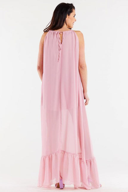 Robe rose longue fluide sans manches idéale pour soirée, style élégant et sophistiqué avec détail discret au dos.