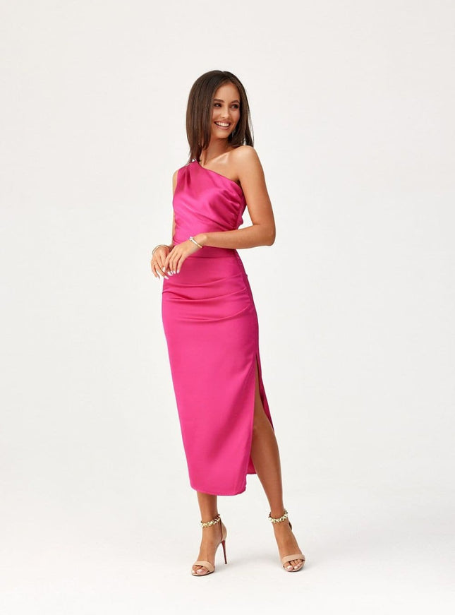 Robe soirée chic rose midi moulante sans manches pour cocktail et événements.