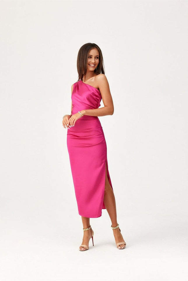 Robe soirée chic rose midi moulante sans manches pour cocktail et événements.