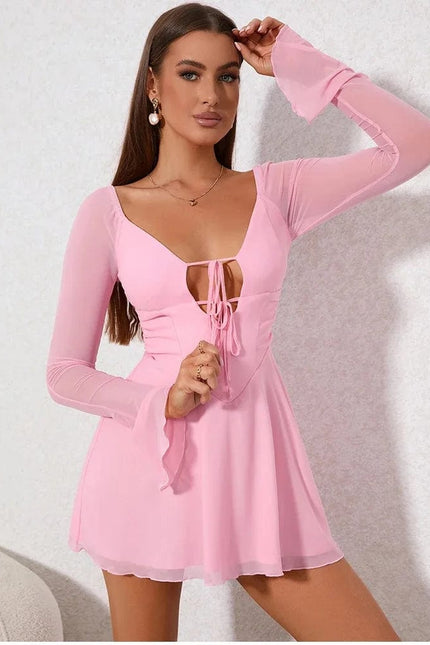 Robe de soirée chic rose manches longues décolleté courte évasée idéale pour un cocktail.