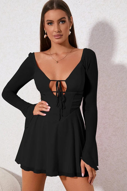 Robe de soirée chic rose courte dos nu manches longues pour un look élégant et féminin.