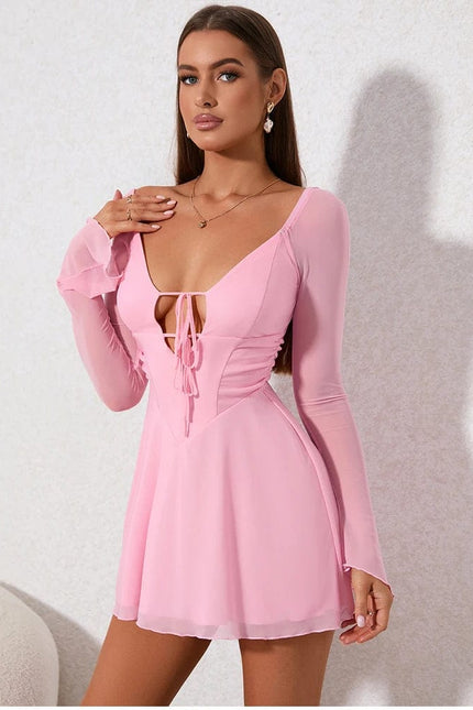 Robe de soirée chic rose à manches longues, courte et évasée, idéale pour mariage ou cocktail.