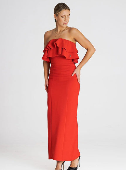 Robe rouge cocktail longue avec épaules dénudées et volant, parfaite pour une soirée élégante ou un événement festif.