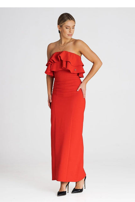 Robe rouge cocktail longue avec épaules dénudées et volant, parfaite pour une soirée élégante ou un événement festif.