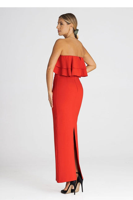 Robe rouge cocktail sans manches avec épaules dénudées et fente élégante, idéale pour soirée chic ou évènement spécial.